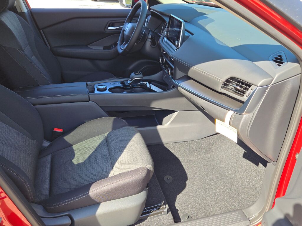 2026 Nissan Rogue SV photo 2