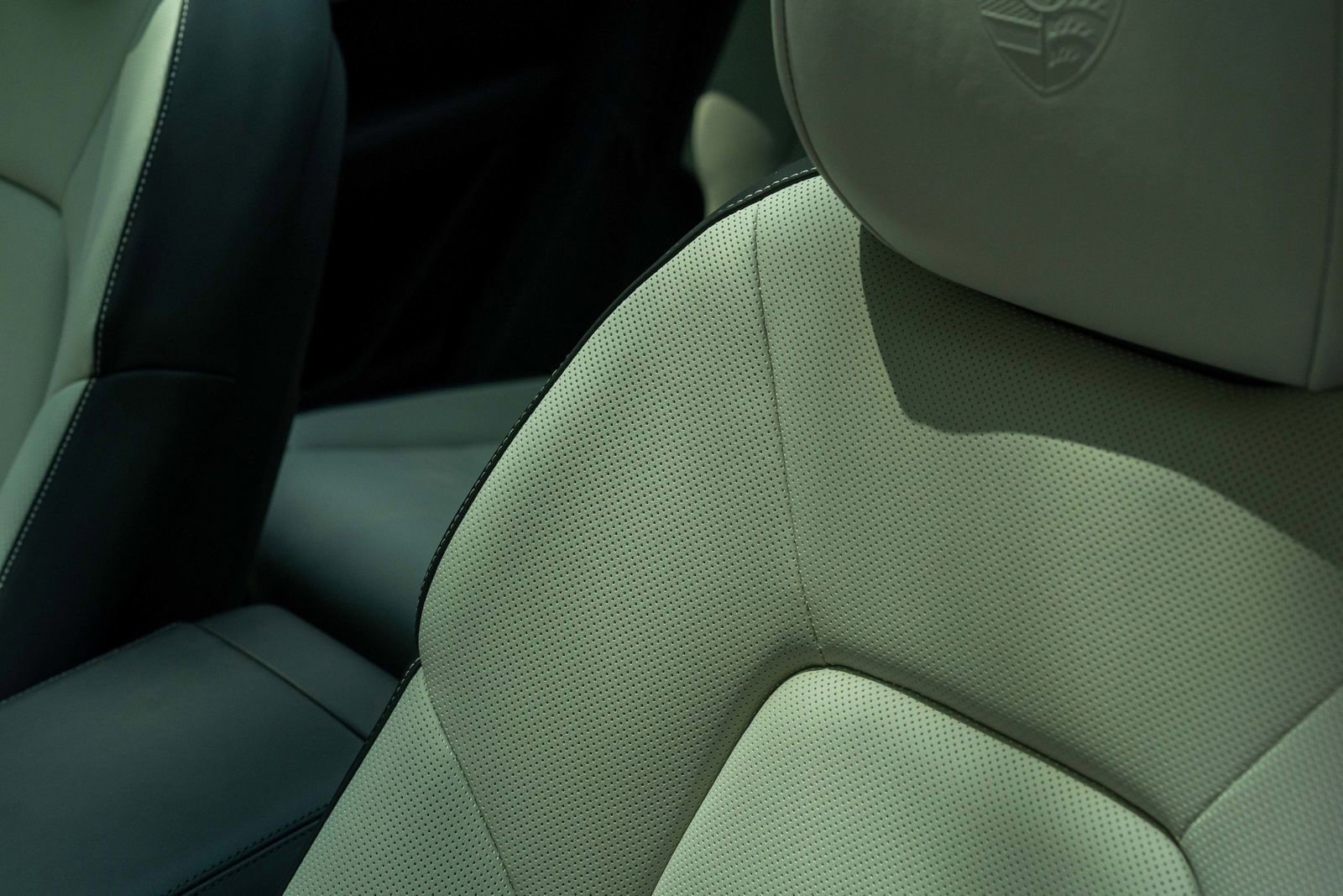 2025 Porsche Cayenne Base photo 25