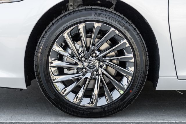 2025 Lexus ES 300h Luxury photo 8