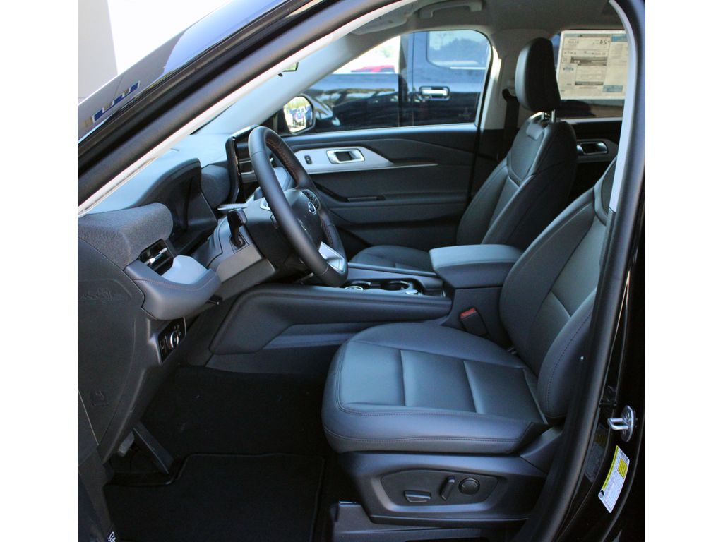 2025 Ford Explorer photo 4