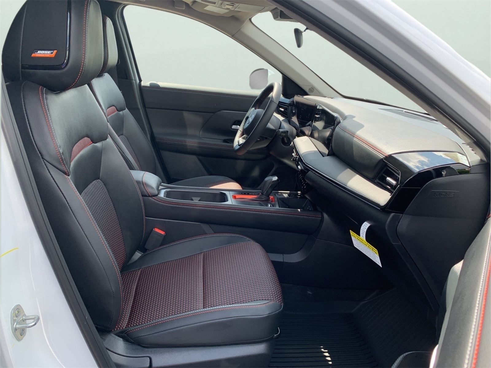 2025 Nissan Kicks SR photo 24