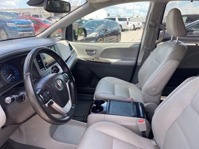 2020 Toyota Sienna XLE photo 18