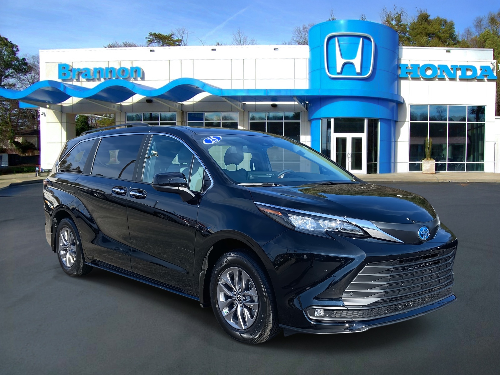 2025 Toyota Sienna XLE's photo