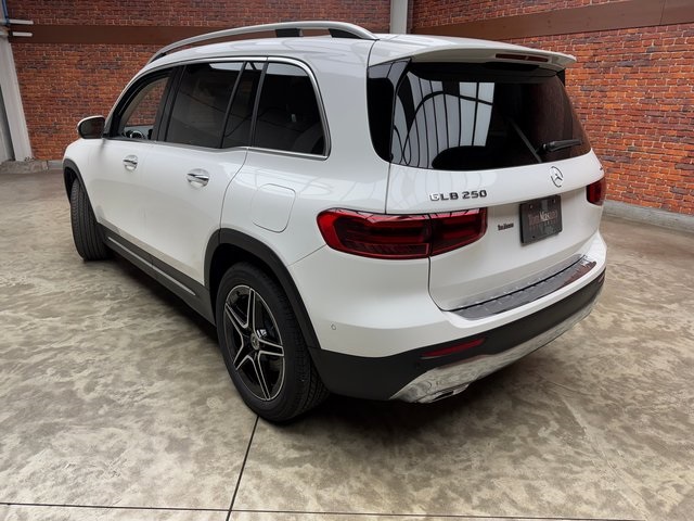 2026 Mercedes Benz GLB 250 4MATIC photo 3