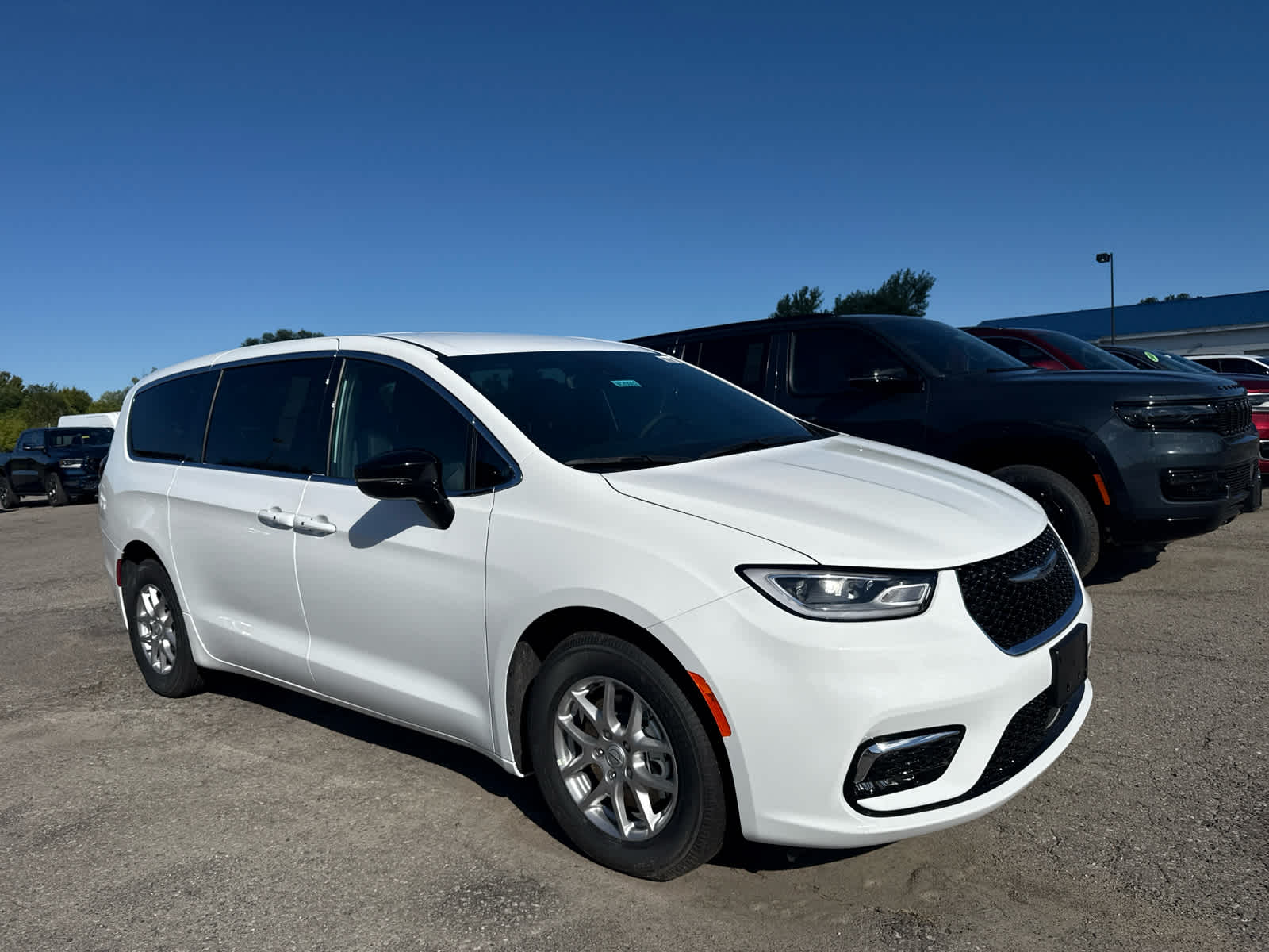 2026 Chrysler Pacifica photo 3