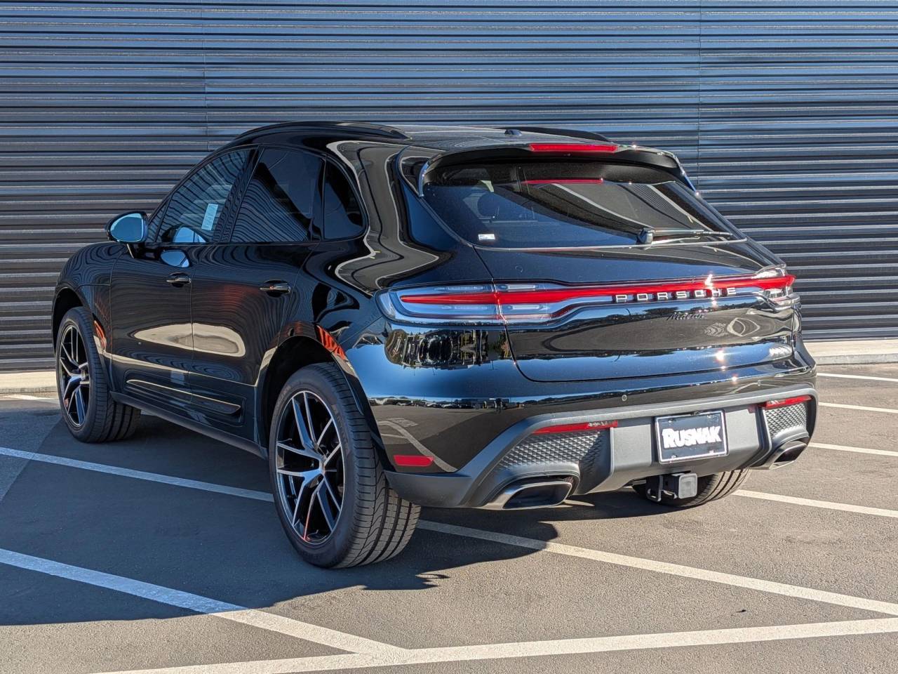 2025 Porsche Macan Base photo 3