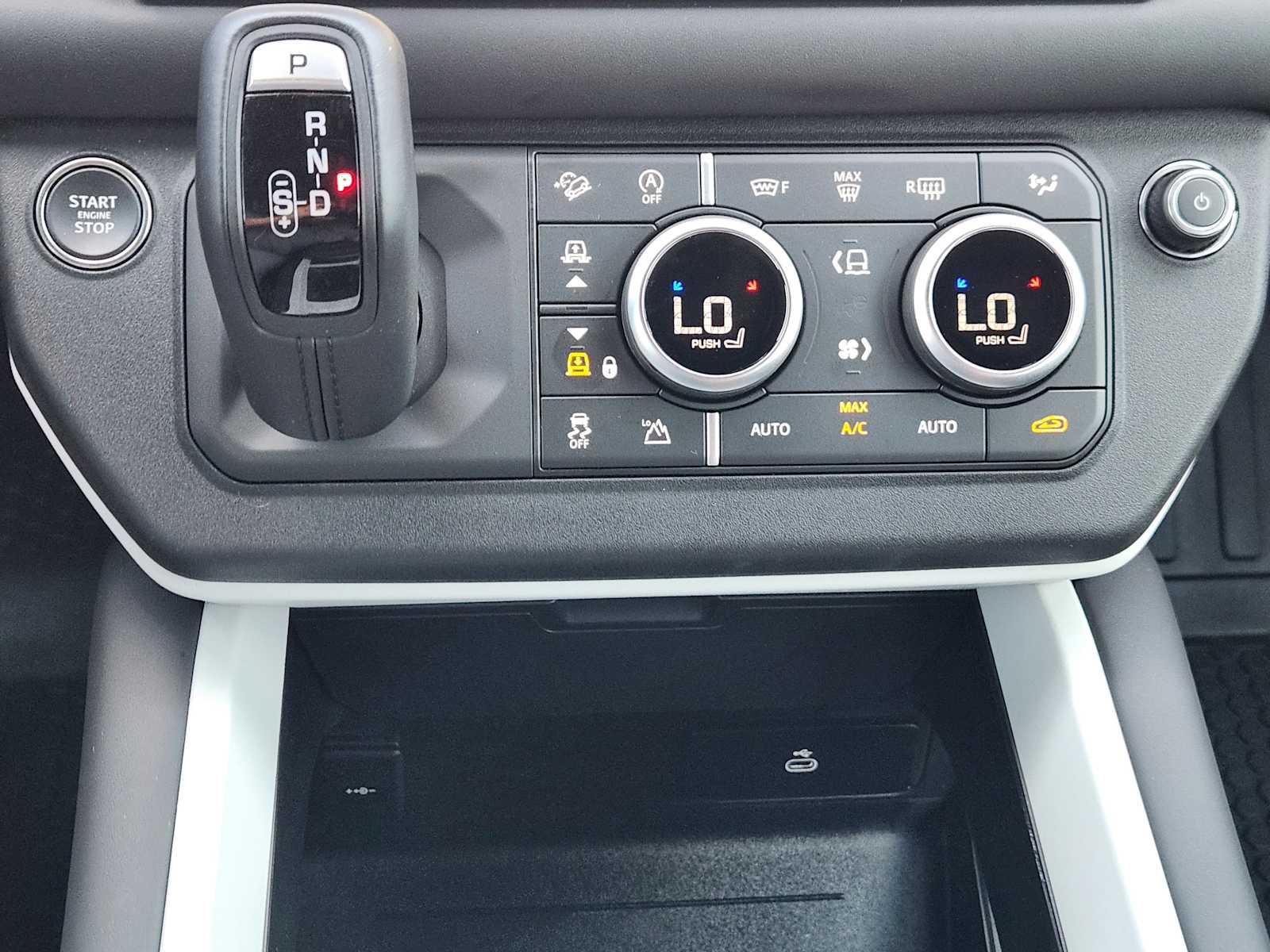 2025 Land Rover Defender 110 X-Dynamic SE photo 16