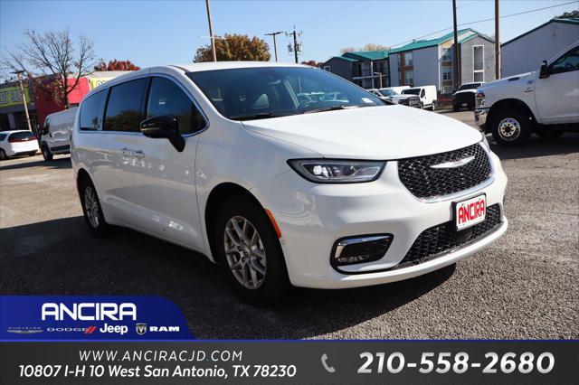 2025 Chrysler Pacifica Select's photo