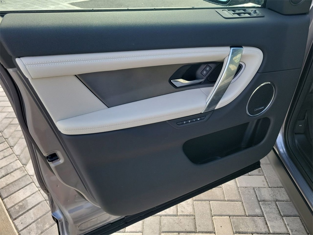 2025 Land Rover Discovery Sport SE photo 21