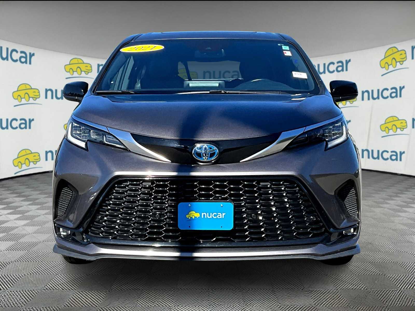 2021 Toyota Sienna XSE photo 2