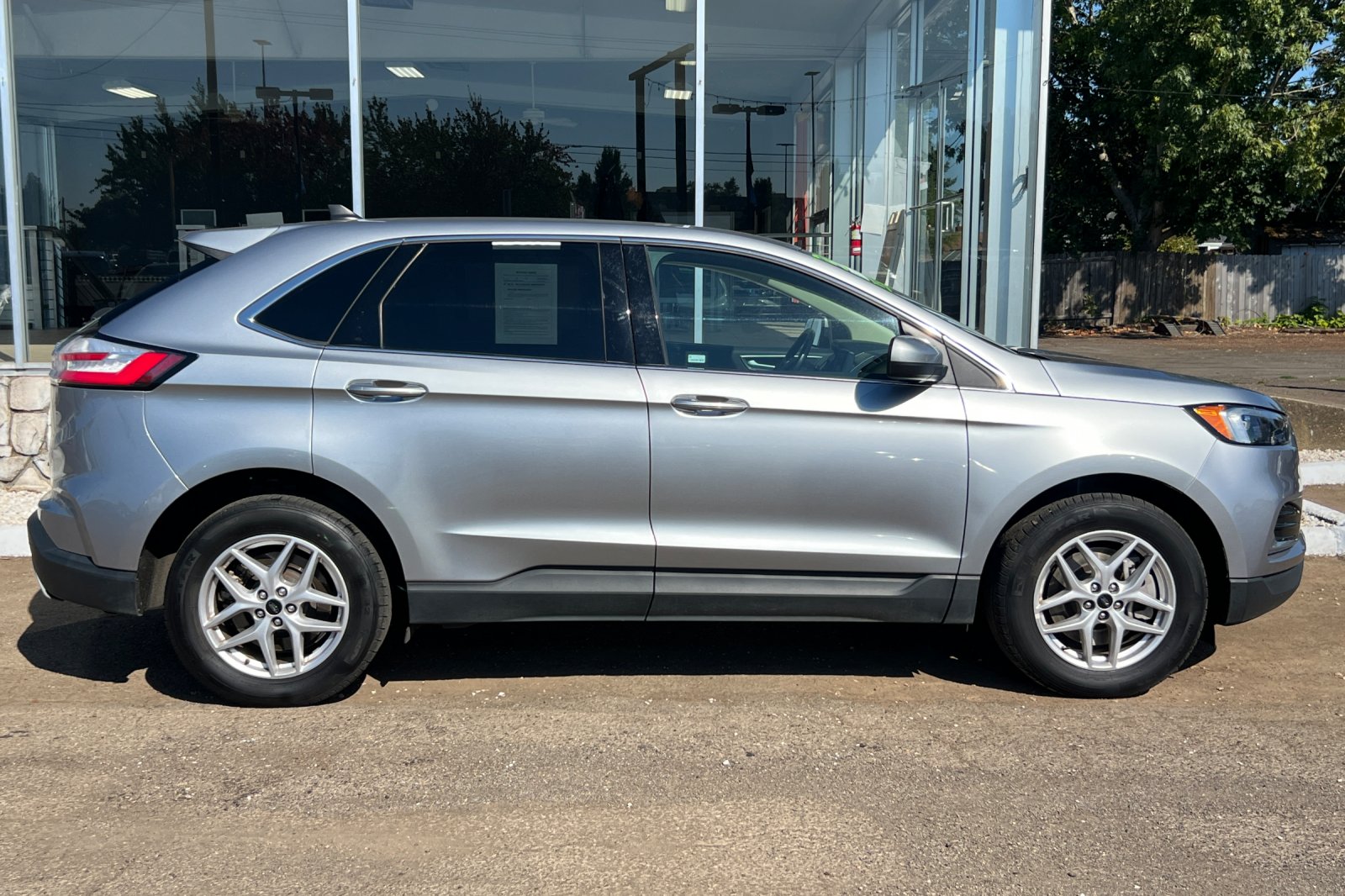 2023 Ford Edge SEL photo 2