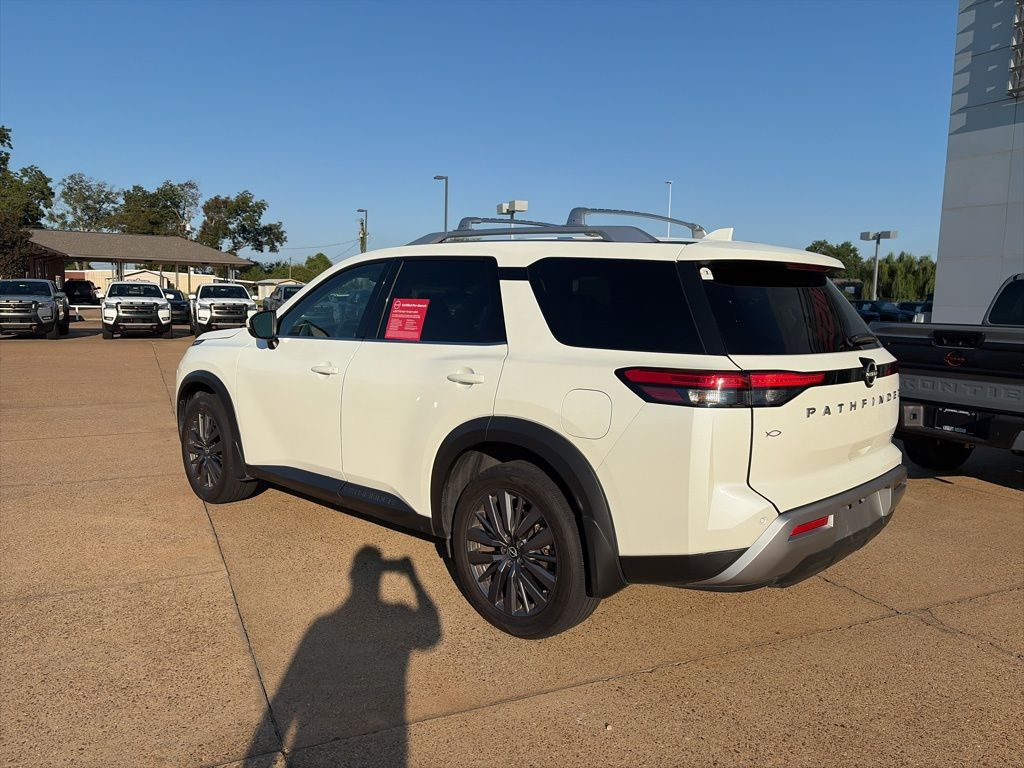2023 Nissan Pathfinder SL photo 2