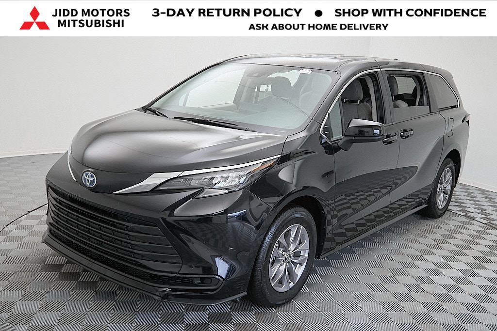 2024 Toyota Sienna LE's photo