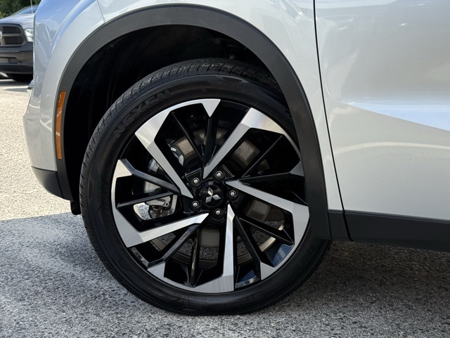 2024 Mitsubishi Outlander SE photo 3