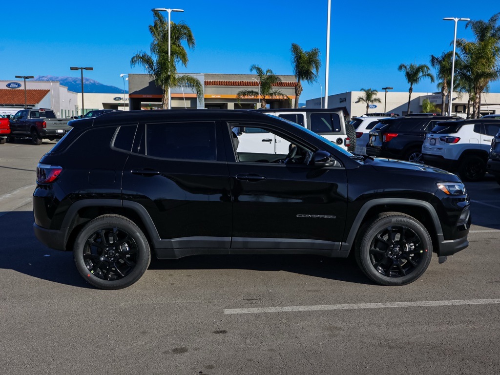 New 2026 Diamond Black Crystal Pearl-Coat Exterior Paint Jeep Latitude image 1