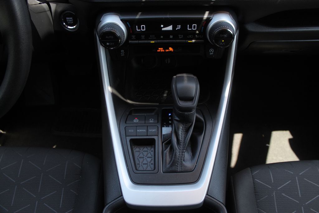 2023 Toyota RAV4 XLE photo 16