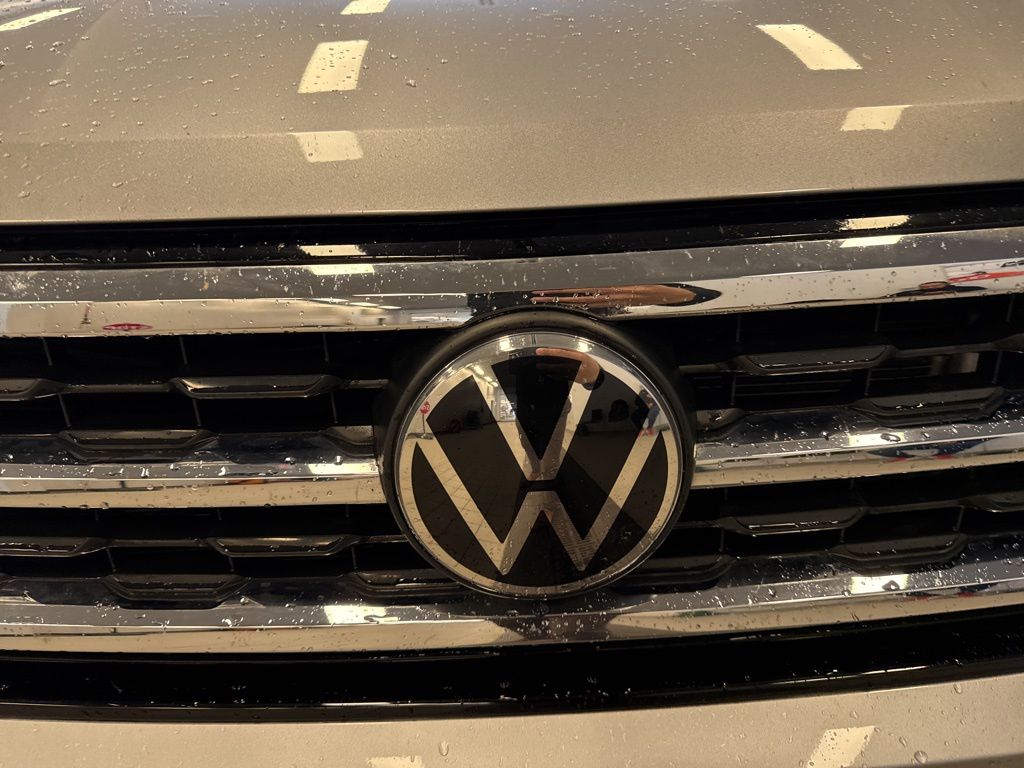 2022 Volkswagen Atlas Cross Sport V6 SE Technology photo 2