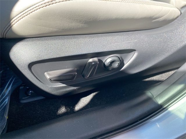 2020 Toyota RAV4 XLE Premium photo 4