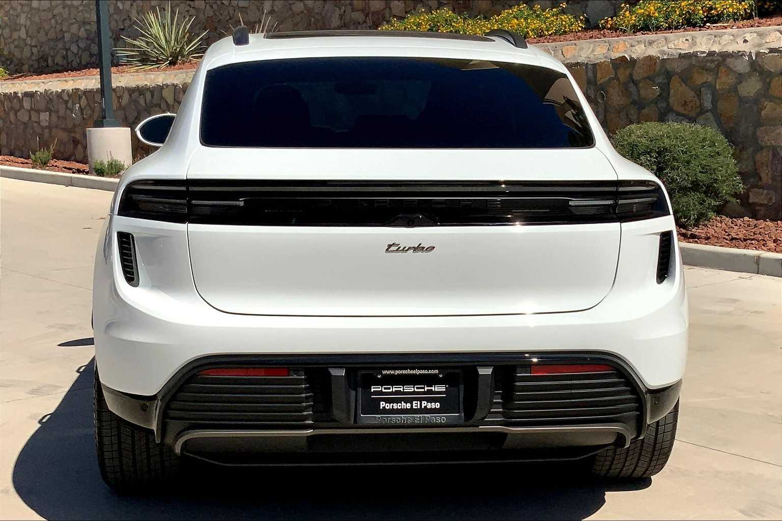 2025 Porsche Macan Electric Turbo photo 5