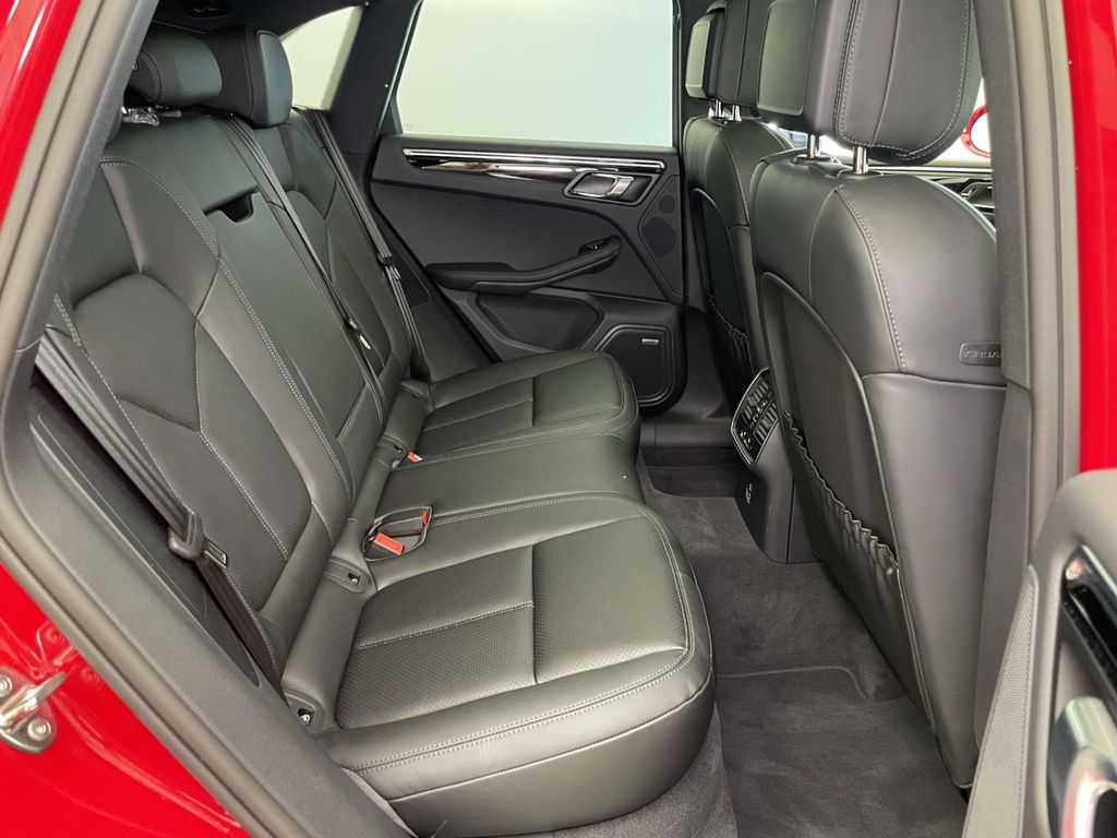 2025 Porsche Macan Base photo 22