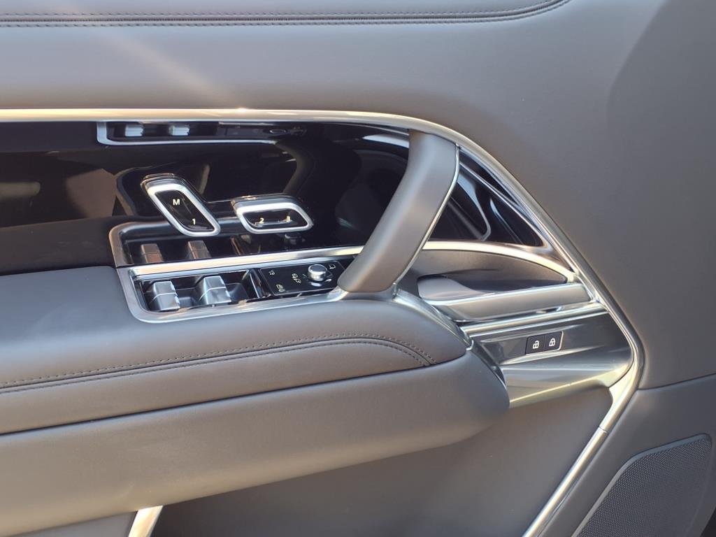 2025 Land Rover Range Rover SE photo 10