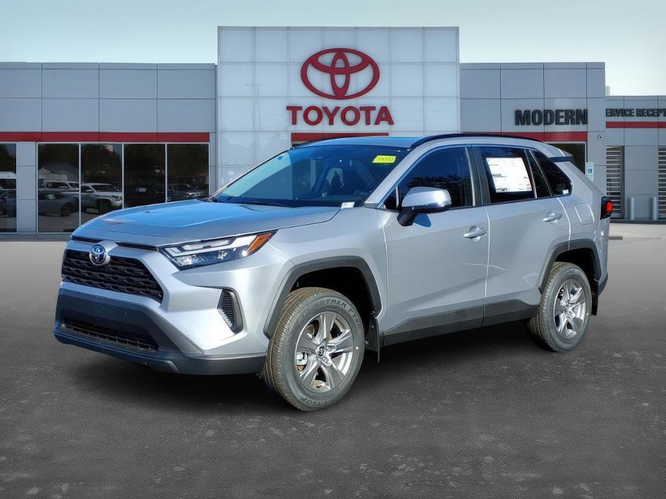 2025 Toyota RAV4 XLE's photo