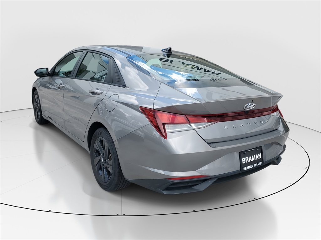 2022 Hyundai Elantra SEL photo 4
