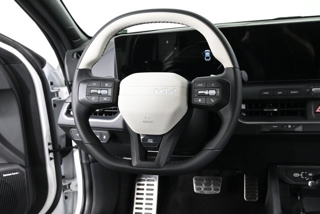 2025 Kia K4 GT-Line Turbo photo 2