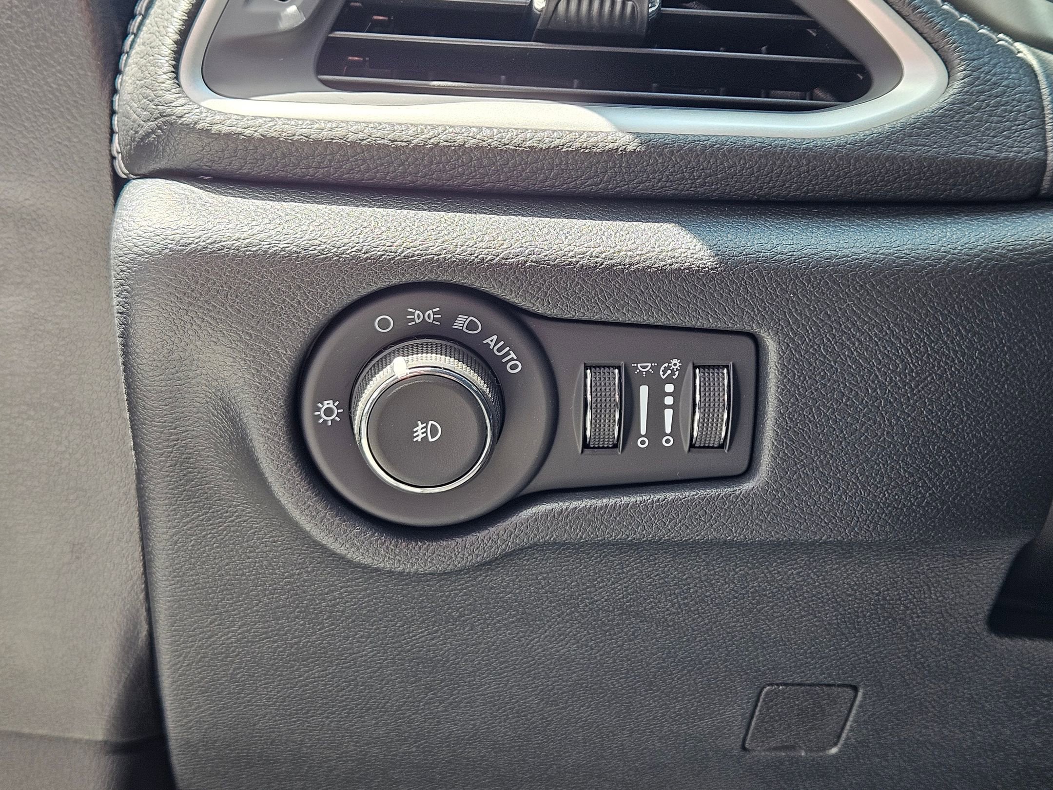 2025 Chrysler Pacifica photo 16