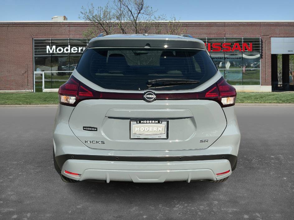 2024 Nissan Kicks SR photo 2