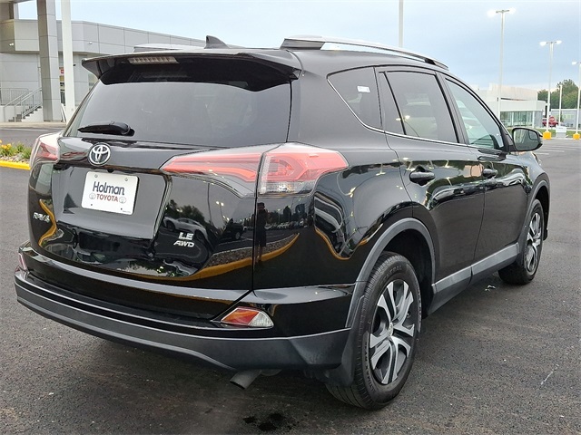 2017 Toyota RAV4 LE photo 7