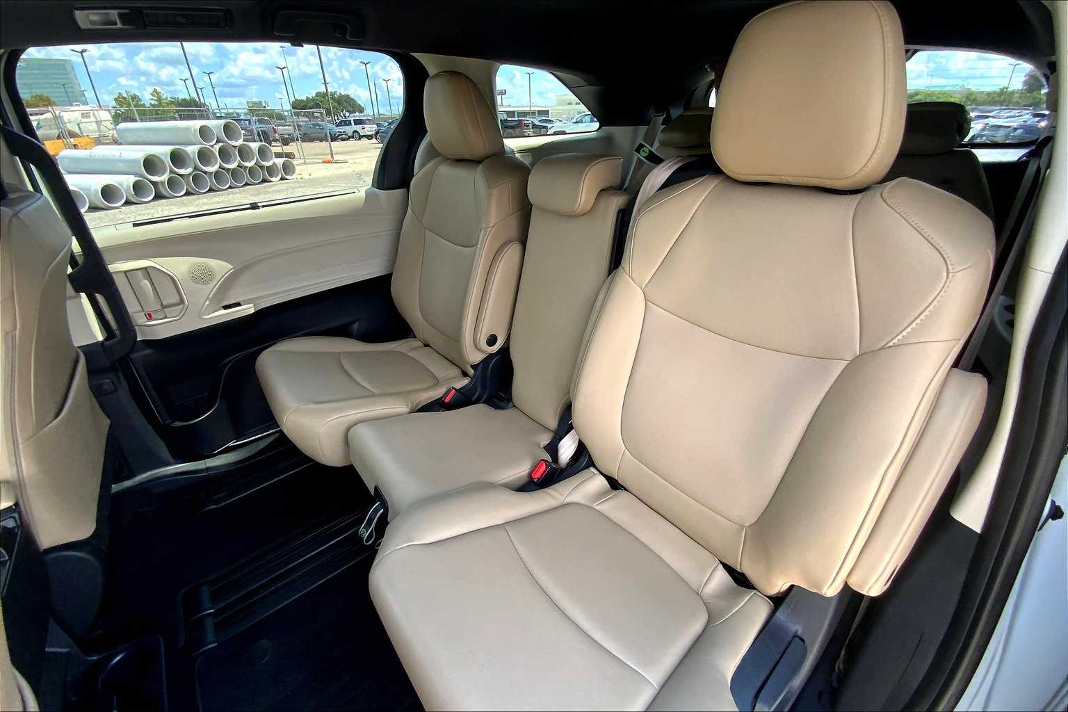 2023 Toyota Sienna XLE photo 19