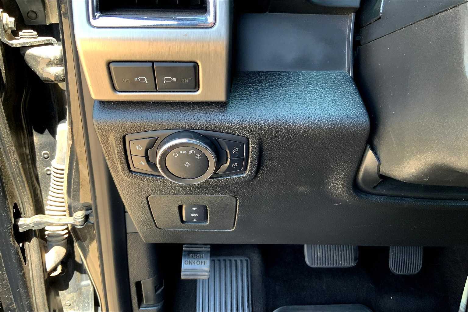 2015 Ford F-150 Platinum photo 30