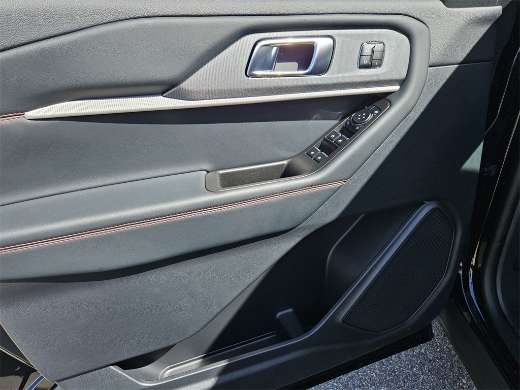 2025 Ford Explorer ST-Line photo 13