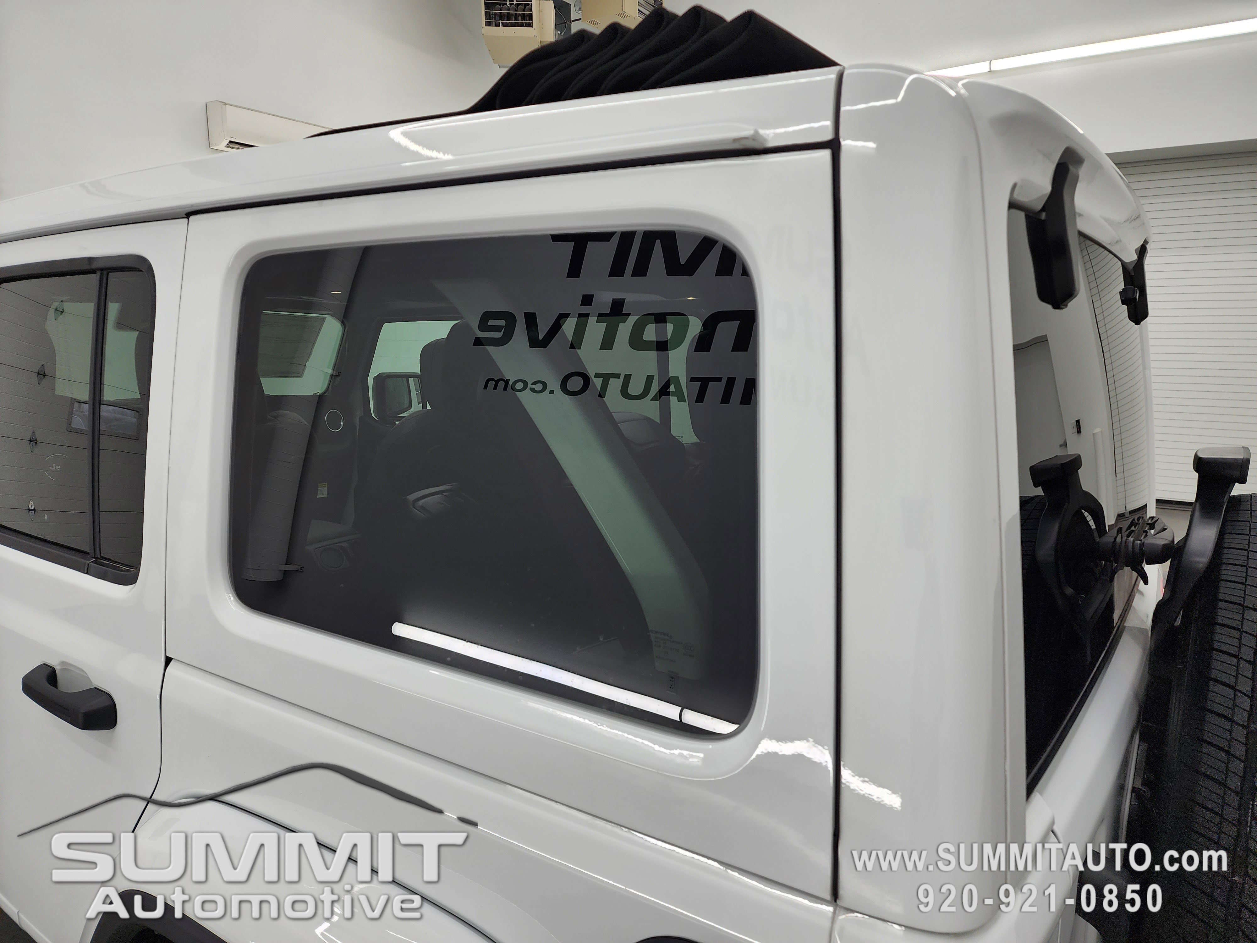 2025 Jeep Wrangler Sahara photo 4