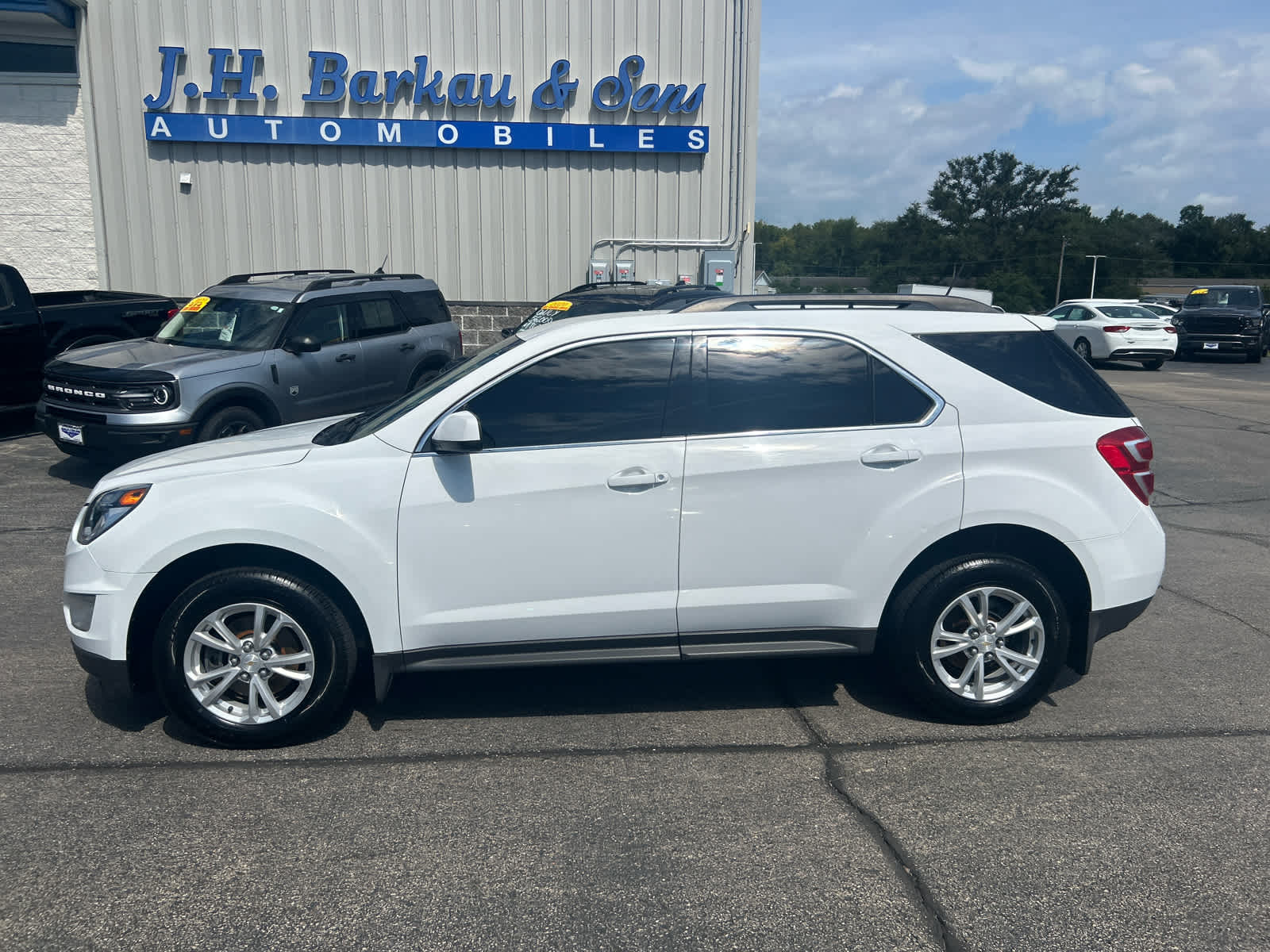 2017 Chevrolet Equinox LT photo 2