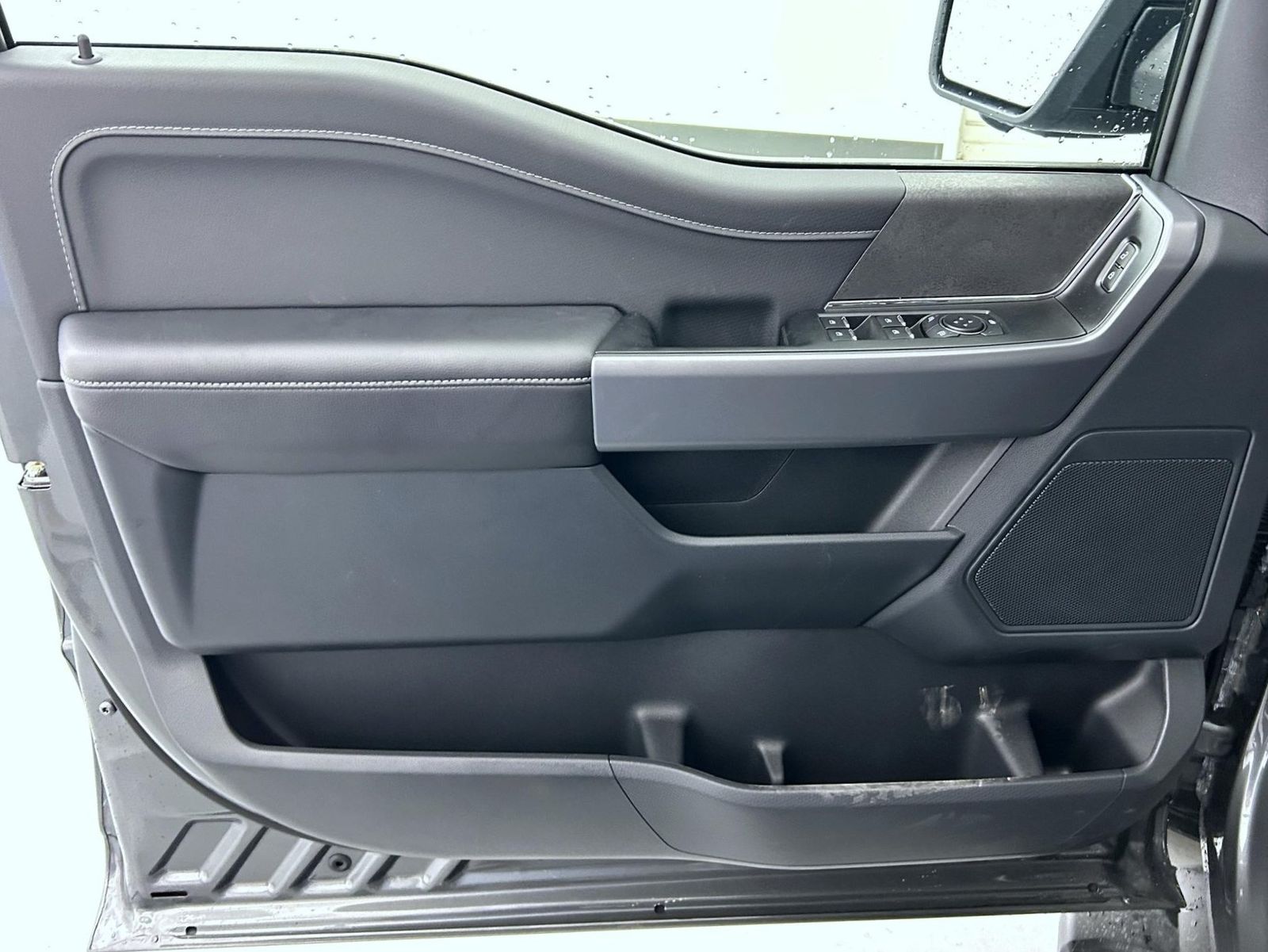 2025 Ford F-150 XLT photo 9