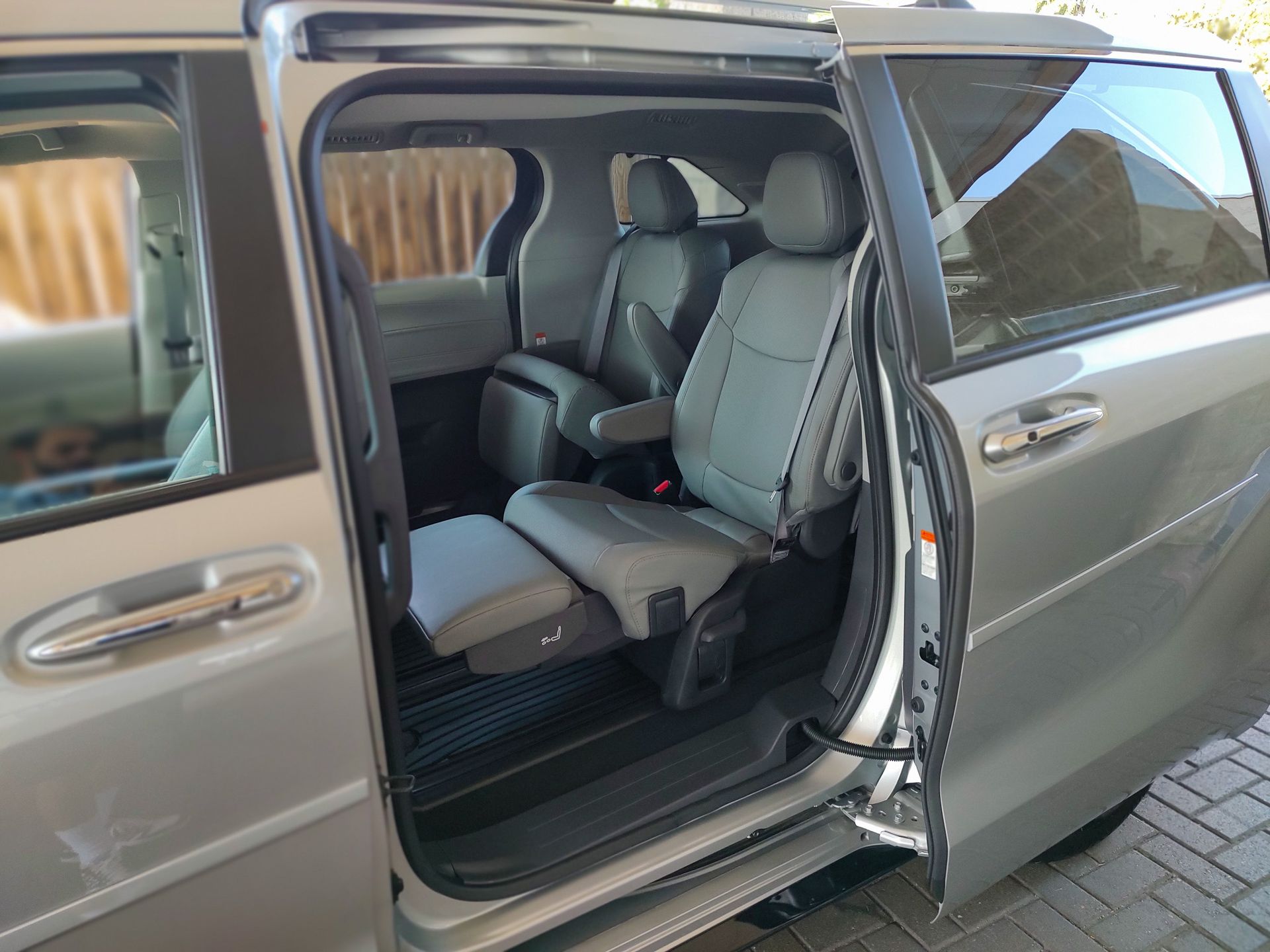 2024 Toyota Sienna Limited photo 9