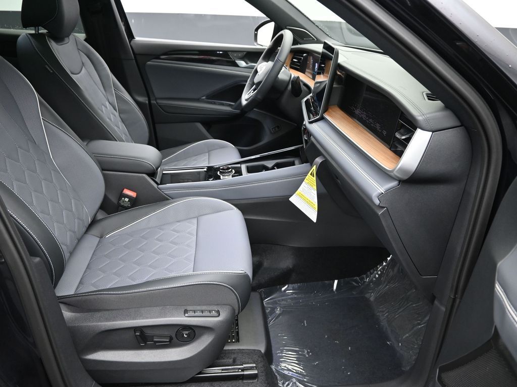 2026 Volkswagen Tiguan SEL R-Line photo 4