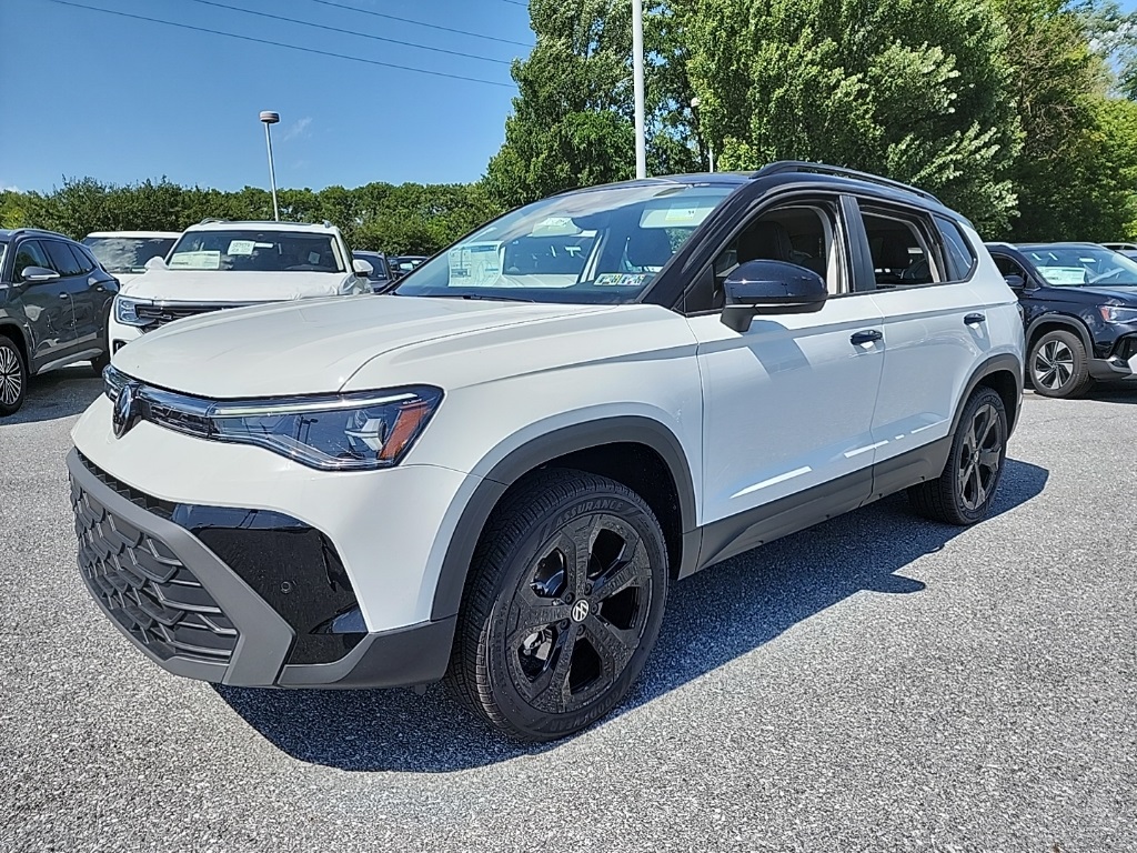 2025 Volkswagen Taos SE Black's photo