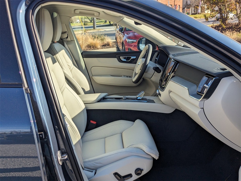 2025 Volvo XC60 B5 photo 3