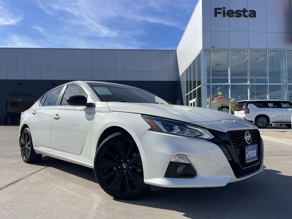 2022 Nissan Altima SR's photo