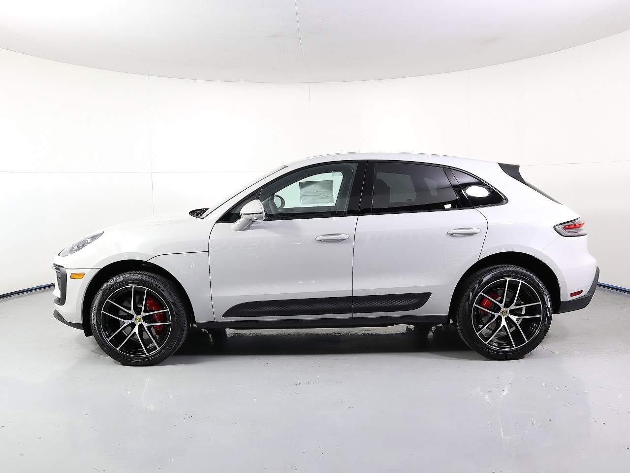 2025 Porsche Macan S photo 2