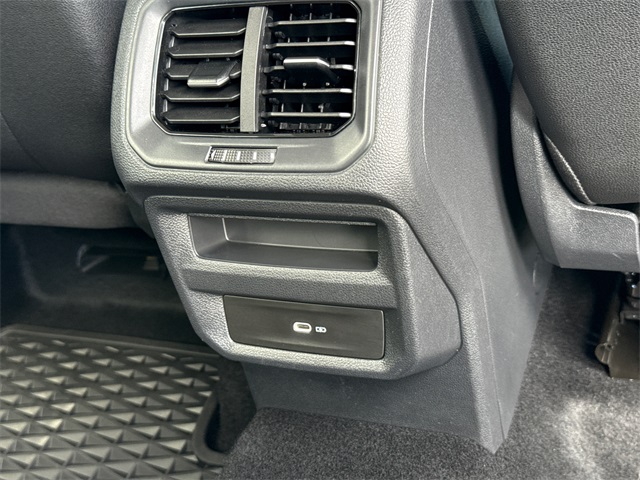 2025 Volkswagen Taos SE photo 18