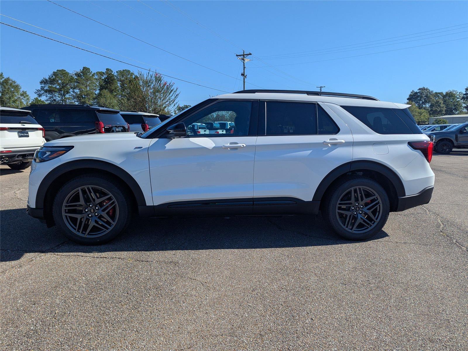2025 Ford Explorer ST-Line photo 2