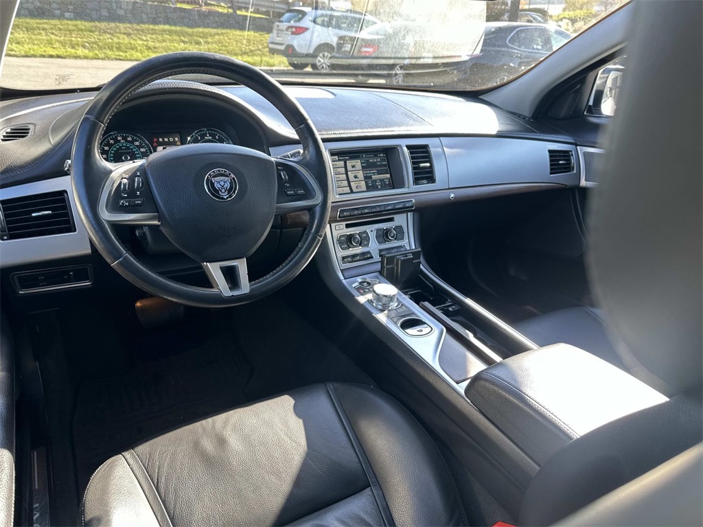 2014 Jaguar XF photo 2