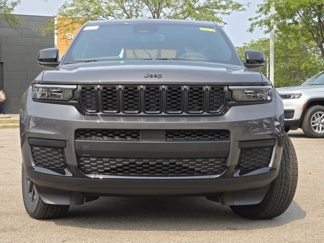 2025 Jeep Grand Cherokee Laredo Altitude photo 2