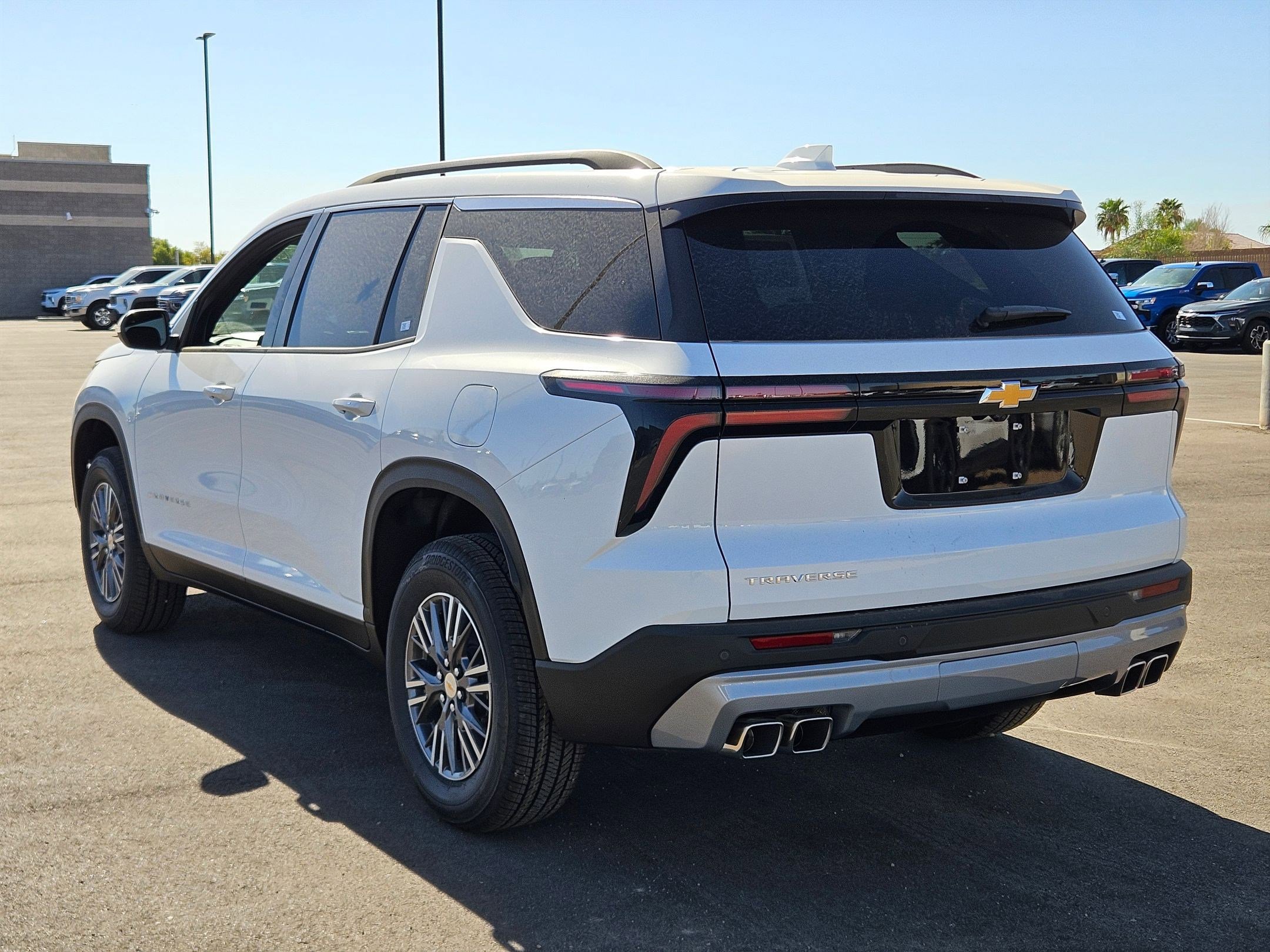 2025 Chevrolet Traverse photo 2