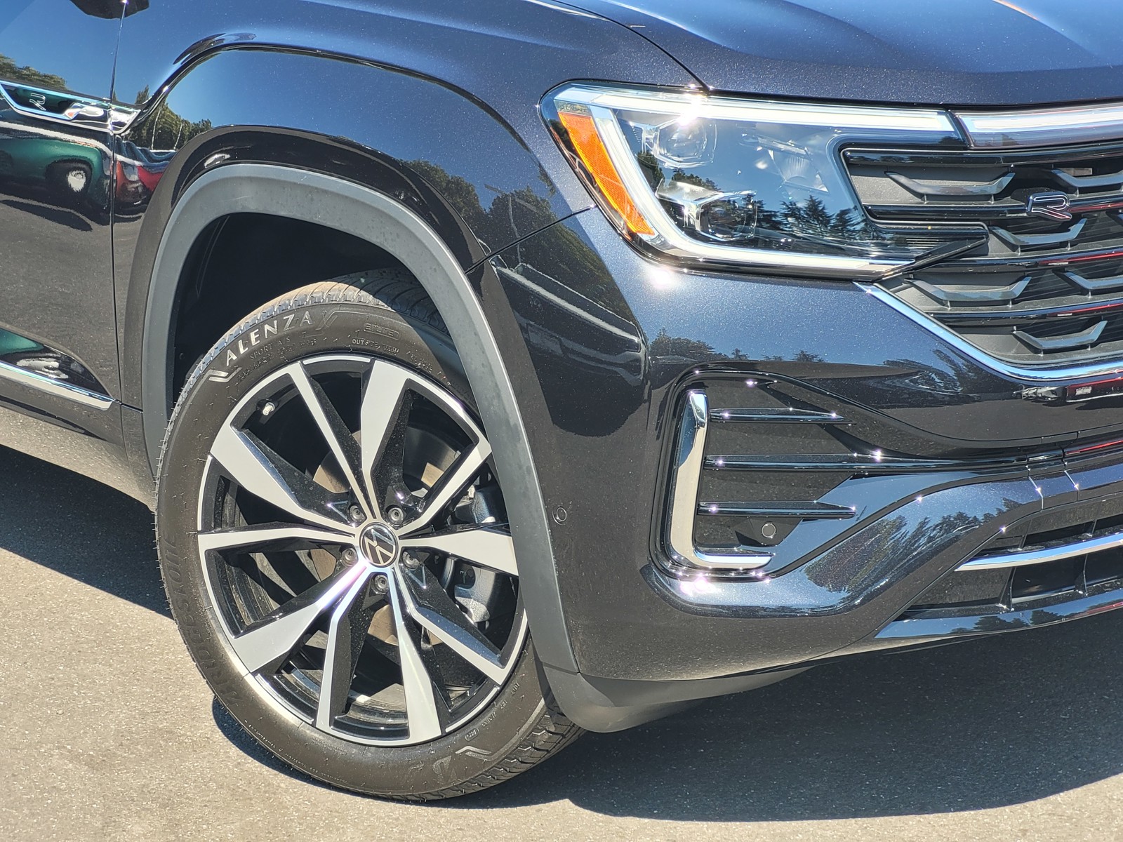 2025 Volkswagen Atlas SEL Premium R-Line photo 3