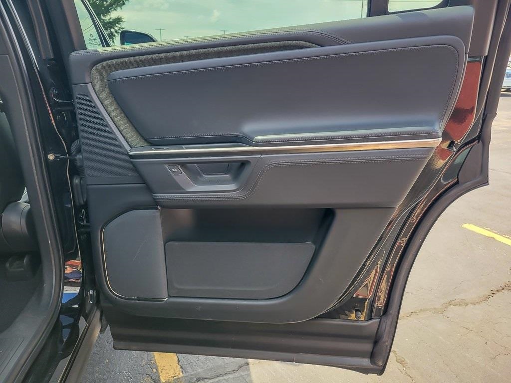 2025 RIVIAN R1S - Image 18